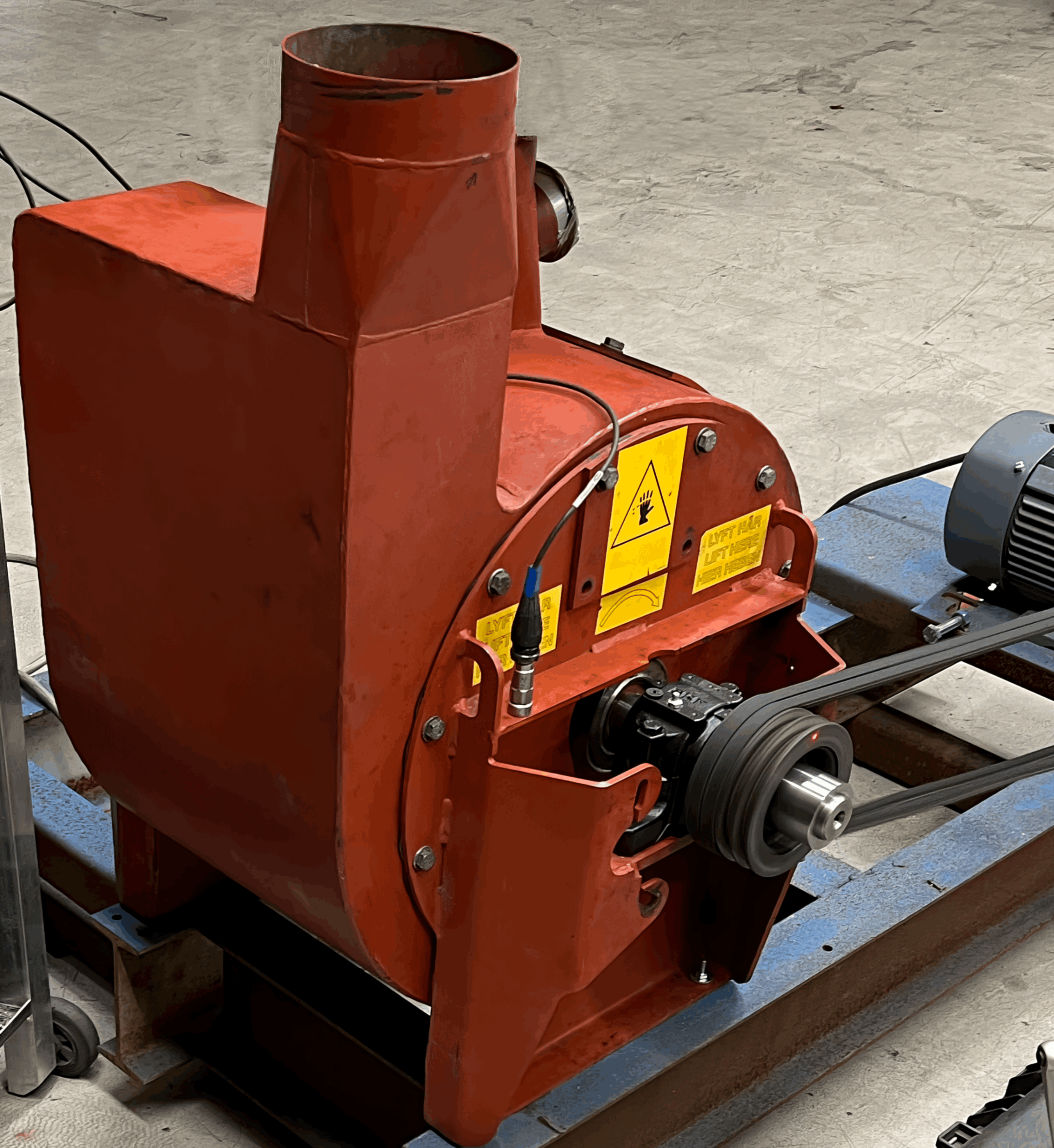 Suodatinjärjestelmä alaspäin suuntautuvalla purunpoistolla ja lavalla